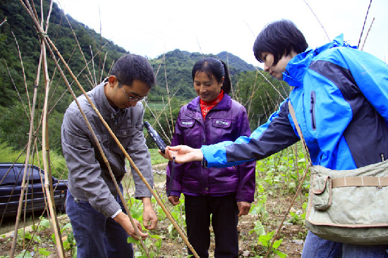 天津电台记者范屹采访当地村民结束了跟随集团《百名